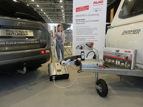 Mitsubishi Plug-in Hybrid Outlander liefert Strom für das Caravan-Rangiersystem.