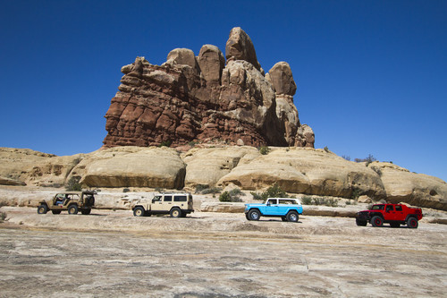 Moab Easter Jeep Safari 2015: Jeep-Konzeptfahrzeuge Staff Car, Wrangler Africa, Chief und Wrangler Red Rock Responder (v.l.). 