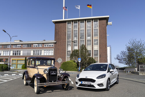 Model A (1931) und Fiesta Ecoboost Hybrid vor der Halle A der Kölner Ford-Werke, deren Grundstein Henry Ford und Konrad Adenauer am 2. Oktober 1930 legten.
