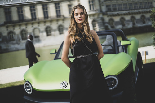 Model Charlotte am ID Buggy in Chantilly.