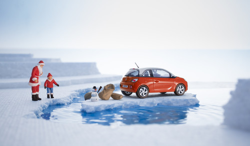 Modellauto Opel Adam (1:43) von Fotograf Axel Wierdemann in Szene gesetzt: Das Arbeitsauto des Weihnachtsmannes mit knallroter Karosserie und schneeweißem Dach treibt auf einer Eisscholle am Nordpol davon.
