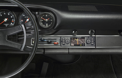 Modernes Navigationsradio für Porsche-Klassiker.