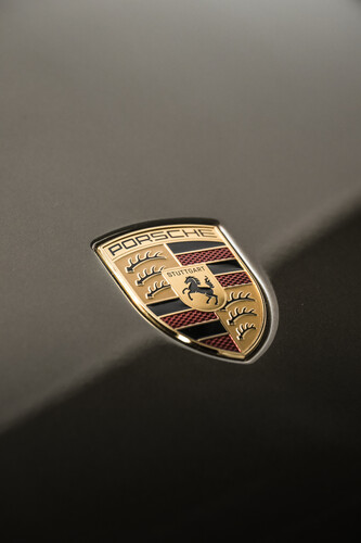 Modernisiertes Marken-Wappen am Porsche Mission X.