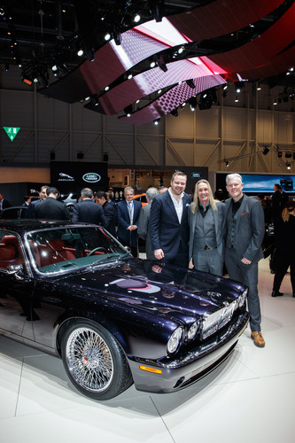 Modifiziert restaurierter Jaguar XJ6 von Iron-Maiden-Schlagzeuger Nicko McBrain (Bildmitte). Daneben stehen Tim Hannig, Direktor Jaguar Land Rover Classic (l.), und Wayne Burgess, Jaguar Senior Designer.