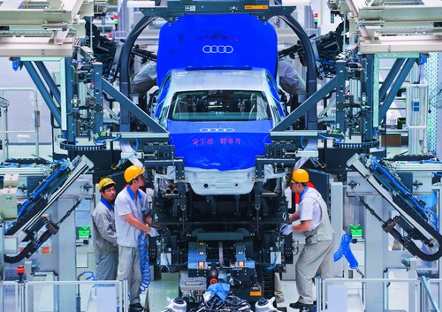 Montage eines Audi A4 L in Changchun, China.