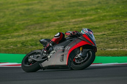 Moto-E-Prototyp von Ducati auf der Teststrecke.