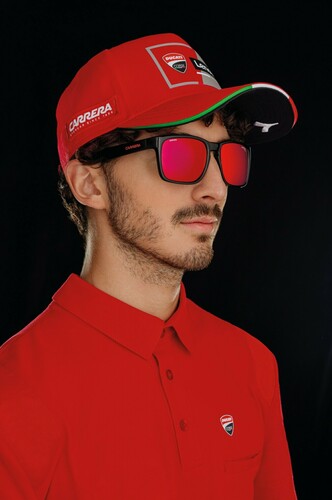 Moto-GP-Werksfahrer Francesco (Pecco) mit einer Brille aus der Carrera-Ducati-Kollektion.