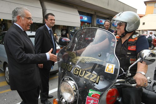 Moto-Guzzi-Welttreffen 2011: Piaggio-Chef Roberto Colaninno (links) begrüßt einen Teilnehmer.
