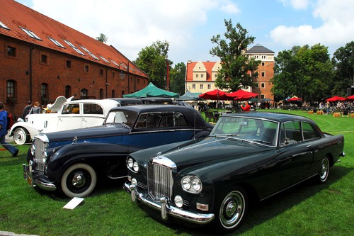 Motorclassic Breslau: Bentley S3 im historischen Schlosshof.