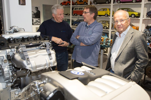 Motoren-Kabinett im Automuseum Volkswagen: Prof. Herrmann Krüger (links), maßgeblicher Motorenentwickler bei VW ab den 1960er- und 1970er-Jahren, fachsimpelt mit ehemaligen Kollegen über die Exponate.