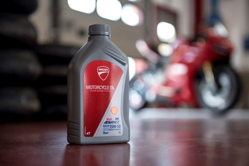 Motoröl „Shell Advance Ducati“.