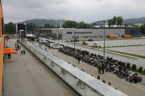 Motorrad fahrende Bundestagsabgeordnete besuchten KTM.