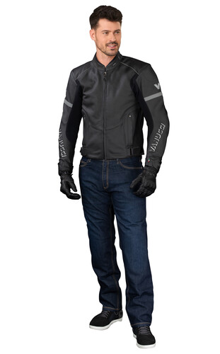 Motorradbekleidung von Vanucci: Jacke, Cordura-Hose, Handschuhe und Stiefel.