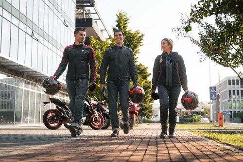 Motorradkleidung aus der Ducati-Kollektion 2024.