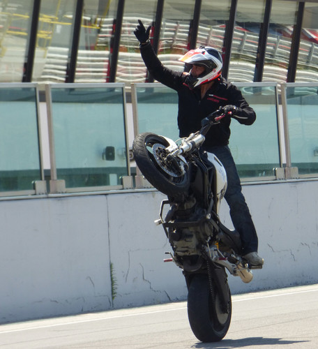 Motorradparcours in Autostadt eröffnet mit Showwochenende: Stuntman Michael Threin in Aktion. 