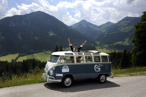 Mousse T. nimmt mit einem VW Samba-Bus an der Kitzbüheler Alpenrallye teil.
