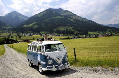 Mousse T. nimmt mit einem VW Samba-Bus an der Kitzbüheler Alpenrallye teil.