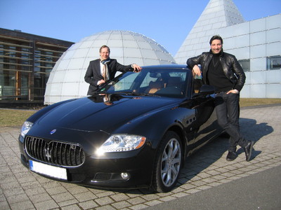 Mousse T. (rechts) mit seinem Maserati Quattroporte und Alexander Stopka von Auto-Sport Stopka in Bielefeld.


