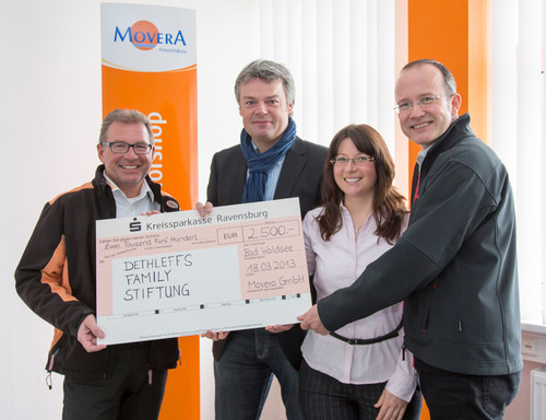 Movera -Geschäftsführer Reinhold Beller (ganz links) übergibt einen 2.500 Euro-Scheck an die Dethleffs Family Stiftung (von links nach rechts im Bild: Thomas Fritz, Sylke Roth und Helge Vester).