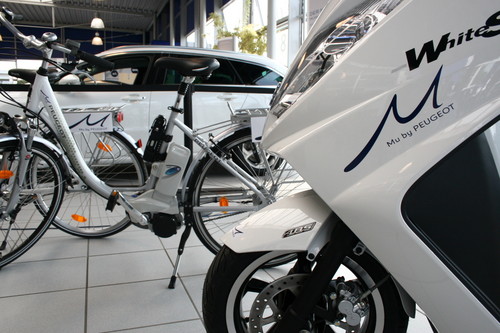 Mu by Peugeot umfasst auch Fahrräder mit und ohne Elektroantrieb sowie Motorroller.