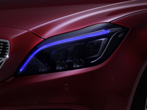 Multibeam-LED-Scheinwerfer von Mercedes-Benz: der Fahrer wird mit blauem Licht begrüßt.