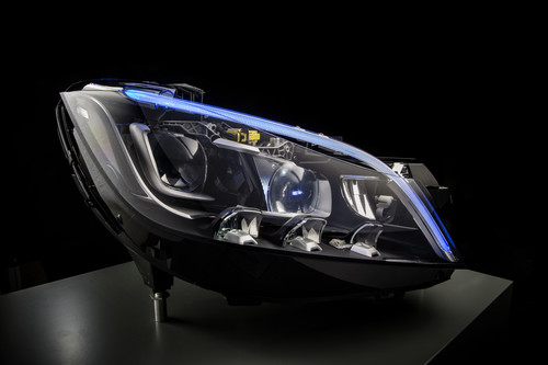 Multibeam-Scheinwerfer des Mercedes-Benz CLS-Klasse mit 24 einzelnen Hochleistungs-LEDs. 