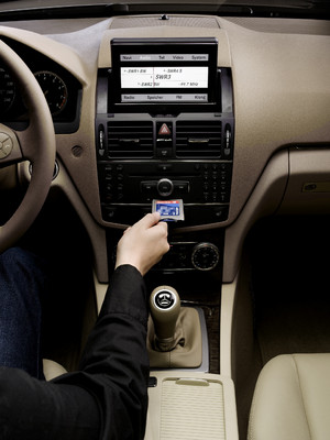 Multimediasystem Comand APS von Mercedes-Benz.