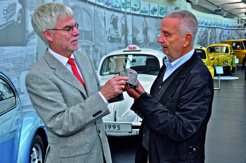 Museumsvorstand Dirk-Michael Conradt (links) und Ausstellungsinitiator Dr. Rüdiger Etzold, Buchautor und Sammler, begutachten ein ferngesteuertes Käfer-Modell aus den 1960er Jahren
