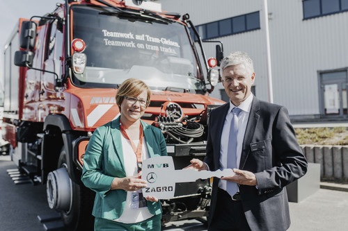 MVB-Geschäftsführerin Birgit Münster-Rendel übernahm  auf der Messe „Innotrans 2018“ in Berlin den symbolischen Fahrzeugschlüssel für den Zwei-Wege Unimog von Dr. Ralf Forcher (Leiter Marketing, Vertrieb und Service bei Mercedes-Benz Special Trucks) entgegen.