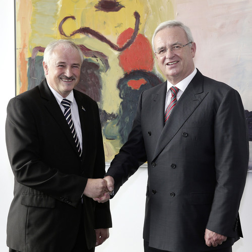 NABU-Präsident Olaf Tschimpke (l.) und Prof. Dr. Martin Winterkorn, Vorstandsvorsitzender der Volkswagen Aktiengesellschaft. 