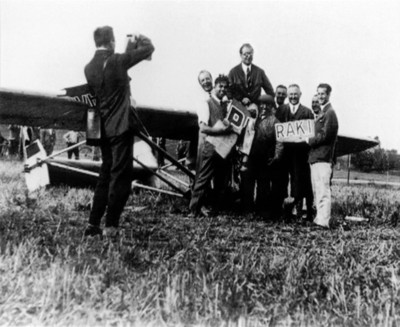 Nach dem historischen Flug stellt sich das Team um Fritz von Opel dem Fotografen. 3.von links Fritz von Opel, 6. von links Friedrich Wilhelm Sander und 8. von links Julius Hatry.

