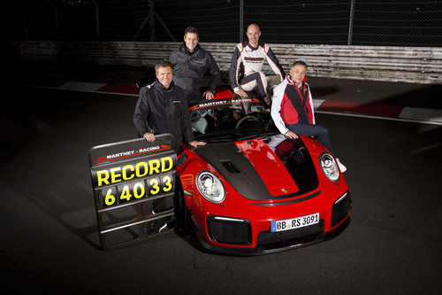 Nach der Rekordrunde des Porsche 911 GT2 RS MR (von links): Manthey-Racing-Geschäftsführer Martin Raeder und Nicolas Raeder, Porsche-Entwicklungsfahrer Lars Kern und Eugen Oberkamm (Leiter Motorsport Gesamtfahrzeugentwicklung).