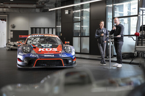 Nach der Restaurierung fand die Übergabe in der Museums-Werkstatt statt (v.l.): Timo Bernhard und Alexander Klein, Leiter Porsche Heritage Experience und Unternehmenssammlung.