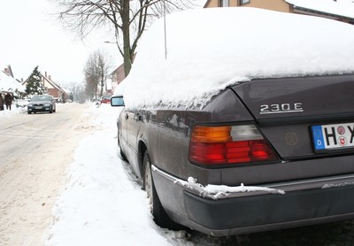 Nach der Straßenverkehrsordnung ist jeder Fahrzeugführer verpflichtet, sein Auto vor der Fahrt von Schnee und Eis zu befreien 