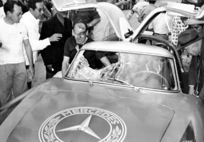 Nach der unliebsamen Begegnung mit einem Geier bei der III. Carrera Panamericana Mexico, 1952: Das siegreiche Team Hans Klenk (links) und Karl Kling im Mercedes-Benz 300 SL (Baureihe W 194).