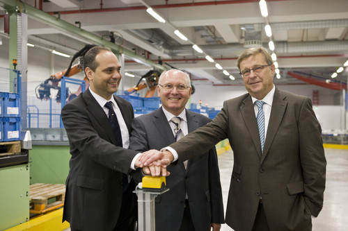 Nahmen das AKL in Betrieb (von links): Werkleiter Yaris Pürsün, Rudolf Burkart (Leiter Lieferantenmanagement) und Wörths Bürgermeister Harald Seiter.