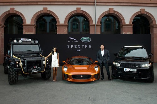 Naomie Harris und David Bautista präsentieren die Fahrzeuge des neuen James Bond-Films: Ein Land Rover Defender, ein Jaguar C-X75 und ein Range Rover Sport SVR.