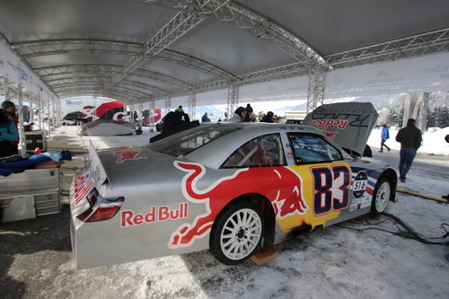 Nascar-Fahrzeug beim GP Ice Race.