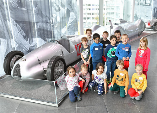 „Natur trifft Technik“: Grundschulkinder haben bei Audi in Ingolstadt einen Einblick erhalten, welche Gemeinsamkeiten Natur und Technik verbinden. 