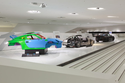Neben einzigartigen technischen Schnittmodellen aus Weissach wird dem Besucher ebenso ein Erlkönig der neuen 911-Generation vorgestellt.