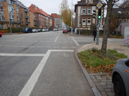 Negativbeispiel für Radverkehr: Radfahrer-Haltelinie liegt nur einen Meter vor der für Pkw. 