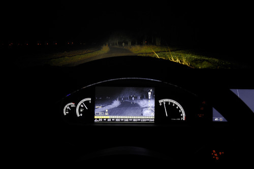 Neue Spotlight-Funktion für den aktiven Nachtsicht-Assistenten Plus von Daimler.