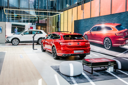 Neue Top-Modelle im VW Pavillon der Autostadt: Arteon Shooting Brake und Tiguan e-hybrid (hinten).