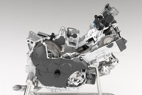 Neuer 700-Kubik-Zweizylindermotor von Honda, wahlweise mit manueller 6-Gang-Schaltung (Bild) oder Doppelkupplungsgetriebe.