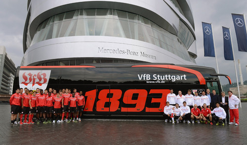 Neuer Mannschaftsbus für den VfB Stuttgart 2013 Ein Mercedes-Benz Travego Edition 1: VfB-Team vor dem neuen Bus.