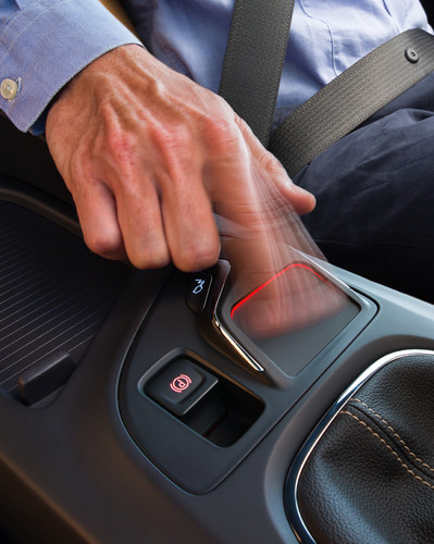 Neuer Opel Insignia mit Touchpad: Zum Bewegen des Cursors auf dem Bildschirm ist ein Finger nötig, gefolgt von einem kurzen Druck auf das Touchpad zum Öffnen des angewählten Menüpunkts. Mit einer Zweifinger-Wischgeste kann der Fahrer zum Beispiel zwischen den Audioquellen wechseln, und streicht er mit drei Fingern über die Touchpad-Oberfläche, öffnet sich die Favoritenliste.