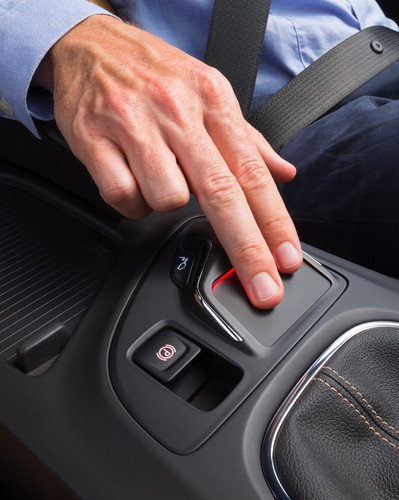 Neuer Opel Insignia mit Touchpad: Zum Bewegen des Cursors auf dem Bildschirm ist ein Finger nötig, gefolgt von einem kurzen Druck auf das Touchpad zum Öffnen des angewählten Menüpunkts. Mit einer Zweifinger-Wischgeste kann der Fahrer zum Beispiel zwischen den Audioquellen wechseln, und streicht er mit drei Fingern über die Touchpad-Oberfläche, öffnet sich die Favoritenliste.