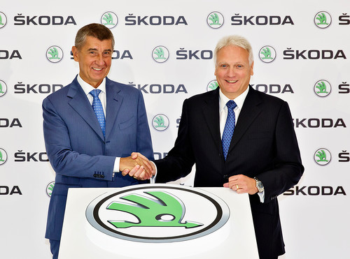 Neues Motorenzentrum in Mlada Boreslav: Die offizielle Eröffnung erfolgte zusammen mit Dr.  (rechts), Skoda-Vorstandvorsitzendem, und Andrej Babiš, dem Tschechischen Vize-Premier- und Finanzminister.