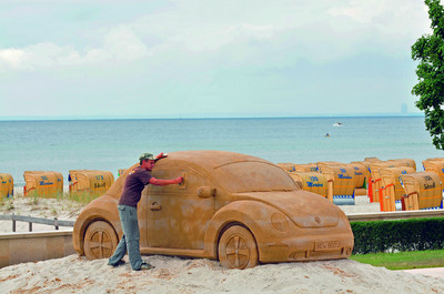 New Beetle Sunshinetour 2008: Sandburgenbauer Michel de Kok und Martijn Smits (nicht im Bild) schufen am Strand einen Volkswagen New Beetle im Maßstab 1:1.
