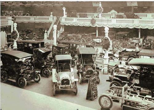 New York Auto-Show 1907: der Cadillac-Stand in Madison Square Garden.